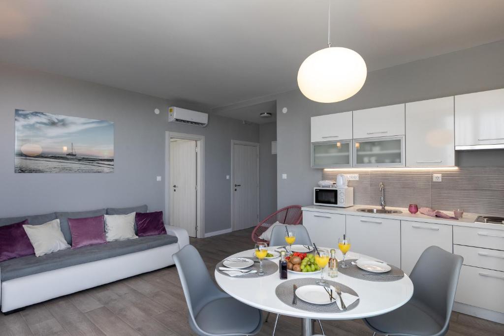 salon z aneksem w mieszkaniu numer 1